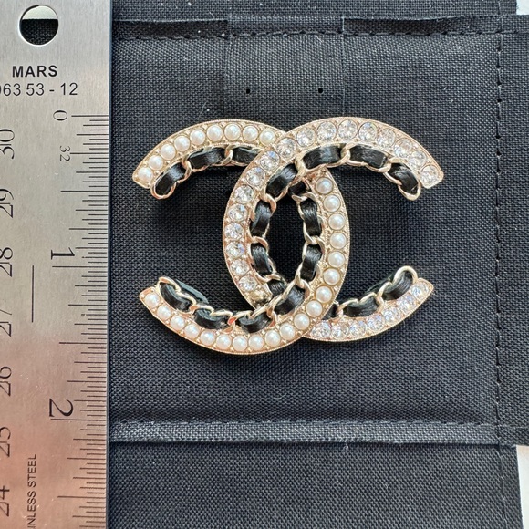 CHANEL 20K CLASSIC GOLD TONE LARGE BIG CC LOGO PEARL CHAIN CRYSTALS BROOCH PIN - Picture 7 of 11